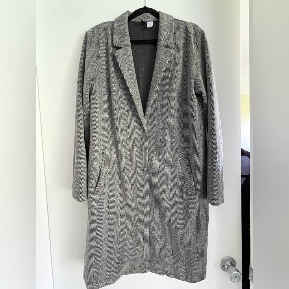 H&M Fabulous Black & White Herring Bone Light Coat💕